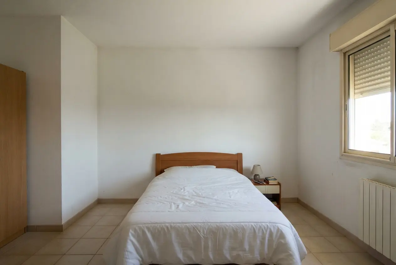 Chambre sans climatisation avant pose à Saint-Martin-de-Crau